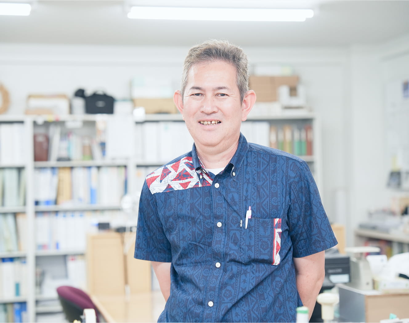 社内で微笑む男性社員